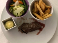 Letztes Steak beim Abendessen im Restaurant auf Deck 2