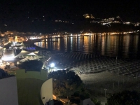 2019 05 24 Giardini Naxos Abendlicher Blick vom Hotelbalkon auf den Strand