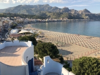 2019 05 24 Giardini Naxos Blick vom Hotelbalkon auf den Strand