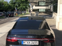 Dienstauto von Uli Hoeneß vor der Oberbank