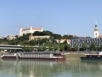 Bratislava mit einigen Kreuzfahrtschifften