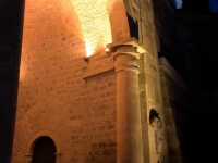 Torbogen unterhalb der Basilika