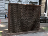 2019 07 19 Budapest Eiserner Vorhang vor dem Haus des Terror