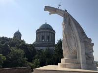 2019 07 19 Esztergom Basilika mit Denkmal Hl Stefan