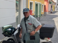 Postler mit Moped im Dienst