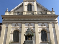 Stadtkirche mit Denkmal