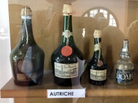 Österreichflaschen des Benediktiner Likörs