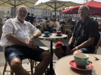 2019 08 03 Honfleur Kaffeepause Josef Holl im alten Hafen