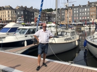 2019 08 03 Honfleur Segelyacht im alten Hafen