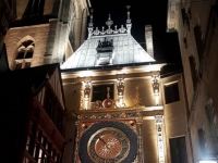 Große astronomische Uhr hinter der der Kathedrale