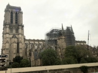 Vorbeifahrt bei der angebrannten Kirche Notre Dame