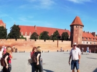 2019 08 24 Marienburg mit Burgmauer und Türmen