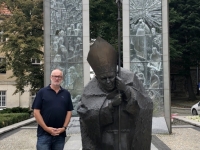 2019 08 20 Swidnica Papstdenkmal vor Kathedrale