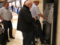 Baku Geld am Automaten abheben