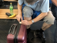 Robert mit seinem sicheren Koffer