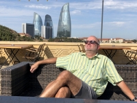 2019 09 09 Baku Fernsehturm warten auf Taxi