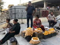 2019 09 28 Samarkand vor der Markthalle