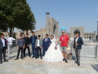 2019 09 29 Samarkand Registanplatz Hochzeitsfoto mit Gerald