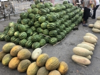 2019 09 28 Samarkand Markthalle Melonenauswahl