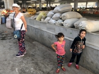 2019 09 28 Samarkand Markthalle mit Kinder