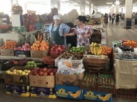 2019 09 28 Samarkand Markthalle schönes Obst