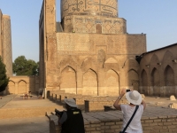 2019 09 28 Samarkand Moschee Bibi Khanum Fotografin bei der Arbeit