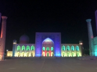 2019 09 28 Samarkand Registanplatz Lichtershow in blau