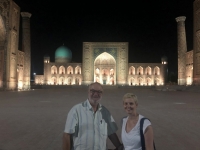 2019 09 28 Samarkand Registanplatz vor Beginn der Lichtershow