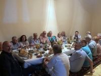 2019 09 29 Samarkand Abendessen bei RL zu Hause am Boden sitzend