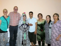 2019 09 29 Samarkand Haus der Frischvermählten  Foto mit Brautpaar und Familie