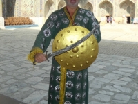 2019 09 29 Samarkand Registanplatz Tschingis Khan mit Schwert