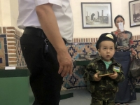 2019 09 29 Samarkand Registanplatz junger Soldat