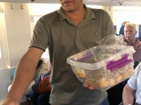 2019 10 02 Zugfahrt nach Taschkent RL verteilt Früchte