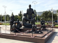 2019 10 03 Taschkent Denkmal vor Konzerthalle