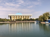 Parlament mit schönem Wasserpark