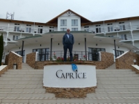 2019 10 08 Hotel Kapriz Resort am Issyk Kul See im Garten