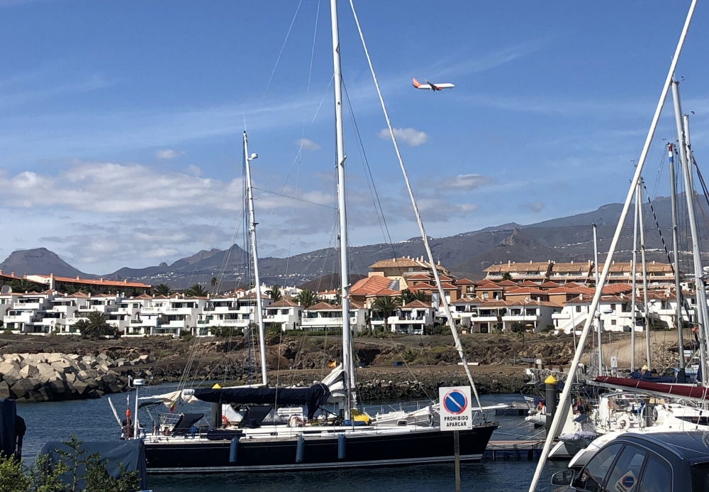 2019 10 24 U_Boot Fahrt Hafen von San Miguel mit Flugzeug