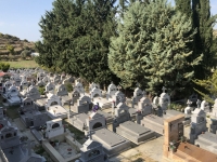 Friedhof im Dorf Anogyra