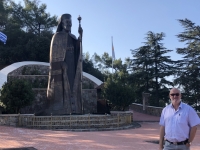 2019 11 11 Berg Throni mächtiges Denkmal Erzbischof Makarios