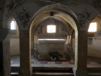 Unter dem Altar in der Krypta
