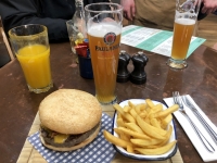 Burger und Bier bei Jamies Italien am Wiener Flughafen