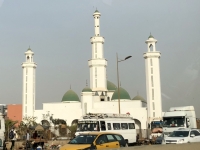 2020 02 14 Dakar Vorbeifahrt an Moschee