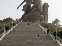 204 Stufen führen zum Denkmal der afrikanischen Wiedergeburt