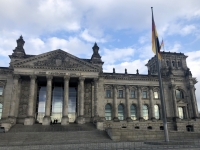 Reichstag mit Deutscher Fahne