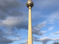Fernsehturm am Alexanderplatz im Sonnenschein