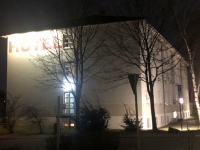 Unser Hotel bei Nacht