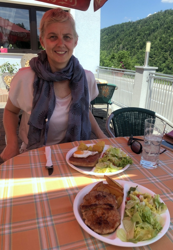 Mittagessen beim einzigen offenen Gasthaus zur blauen Donau Richtung Waldkirchen
