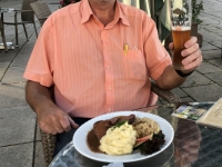 Abendessen am Königsplatz Traditioneller Kassler Rippenspeer auf Weinkraut mit Pürree