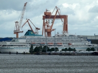 Kreuzfahrtschiff im Hafen