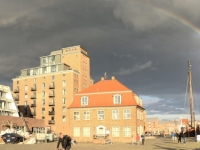 2020 07 10 Wismar alter Hafen mit Regenbogen